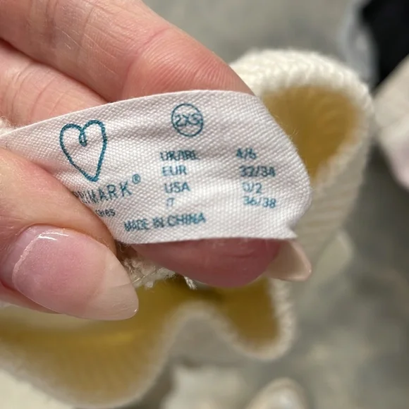 Primark Mockneck sweatshirt/sweater with ribbed detailing in cream - Picture 4 of 4